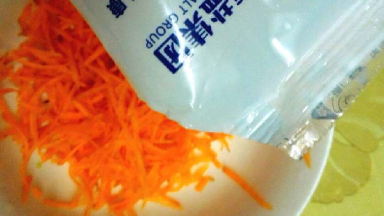 茭瓜胡萝卜鸡蛋饼+#春意绿#,由于胡萝卜不大好熟,所以先放盐将胡萝卜腌制一下,用盐腌过的胡萝卜见油就会熟的很快,此次放完盐,后面的饼糊里就不用再放盐了