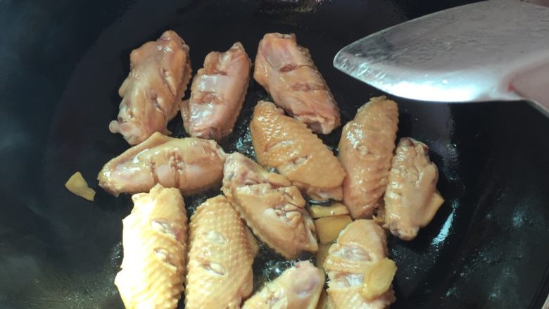 可乐鸡翅。,下油，煎至金黄