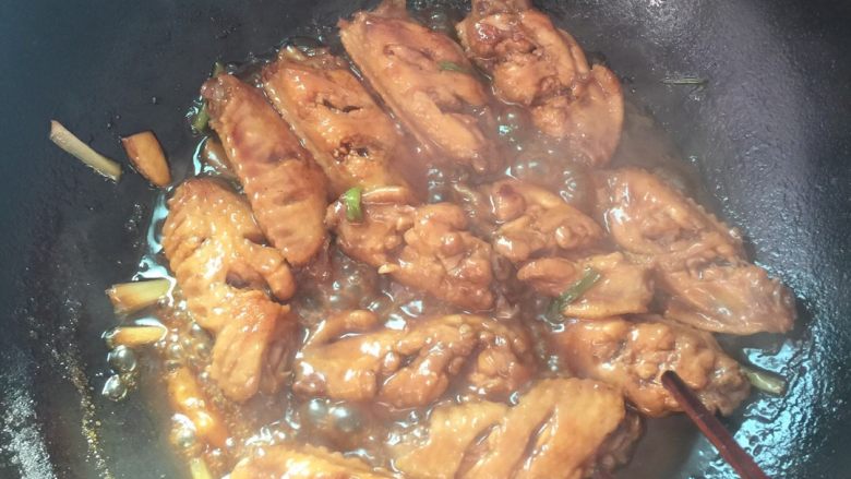 可乐鸡翅。,收汁，撒上葱花即可