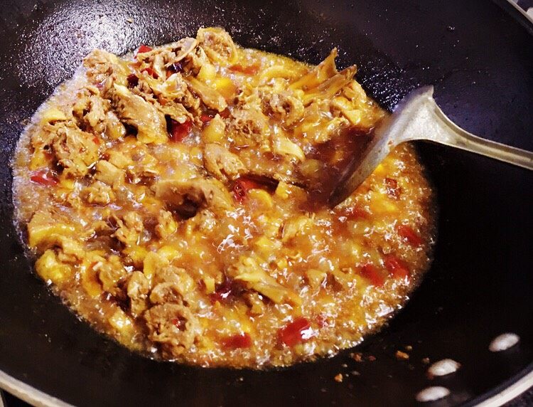 姜爆鸭,锅里适量水烧开,倒入鸭肉和一勺料酒,老姜片煮去血水,捞出鸭肉沥水备用。然后炒锅里倒入适量油烧热,倒入豆瓣酱干辣椒段和<a style='color:red;display:inline-block;' href='/shicai/ 134550'>干花椒</a>炒出红油,放入鸭肉翻炒,适量酱油炒匀,加入一碗水,大火烧开后中火烧鸭子。