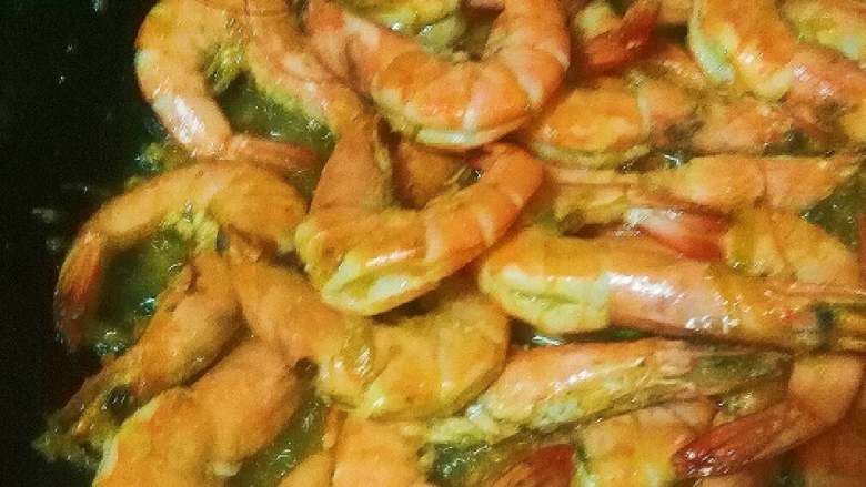 油焖大虾,虾洗净，开背去虾线，去虾枪，盐，料酒腌制15分钟，下锅煸炒