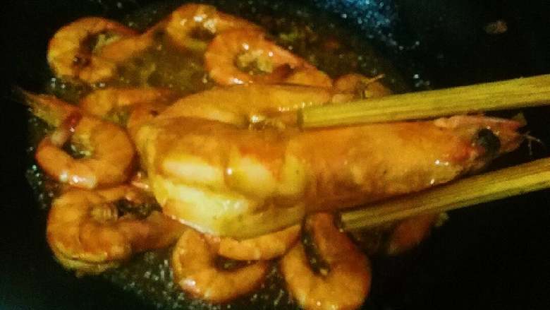 油焖大虾,加料酒，去腥，葱姜蒜炒出香味，加生抽，一点糖，盐，一点水，盖锅盖，5分钟即可