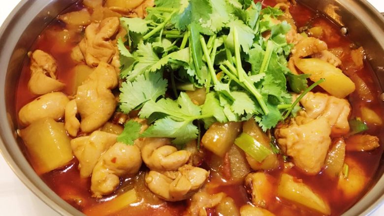 地方菜-土豆烧肥肠,装盘,然后加一根香菜做装饰。