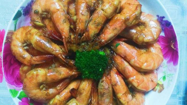油焖大虾,摆盘，浇上汤汁