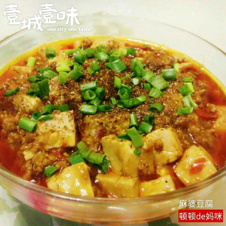 麻婆豆腐,Ps.也可以最后出锅装盘后才洒的一层花椒粉,再撒上葱花装盘更加漂亮。