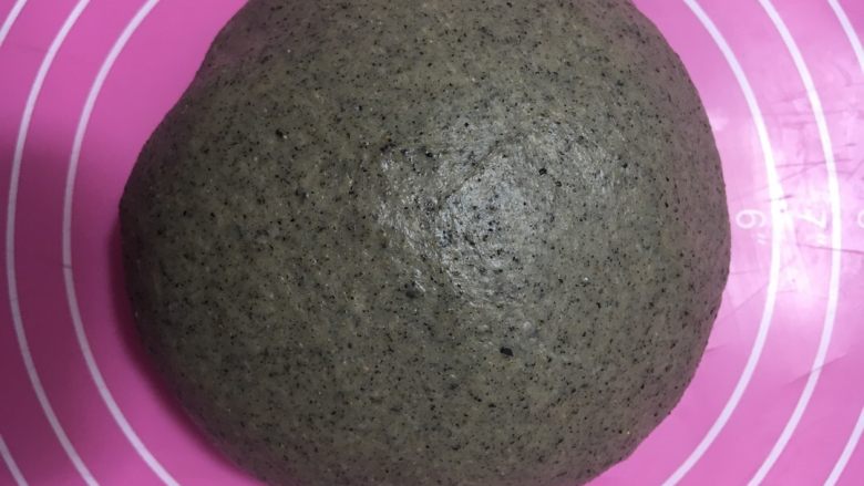 黑芝麻吐司,厨师机30分钟后,取出面团滚圆发酵
