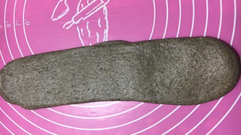 黑芝麻吐司,再把面团擀开,成长舌状