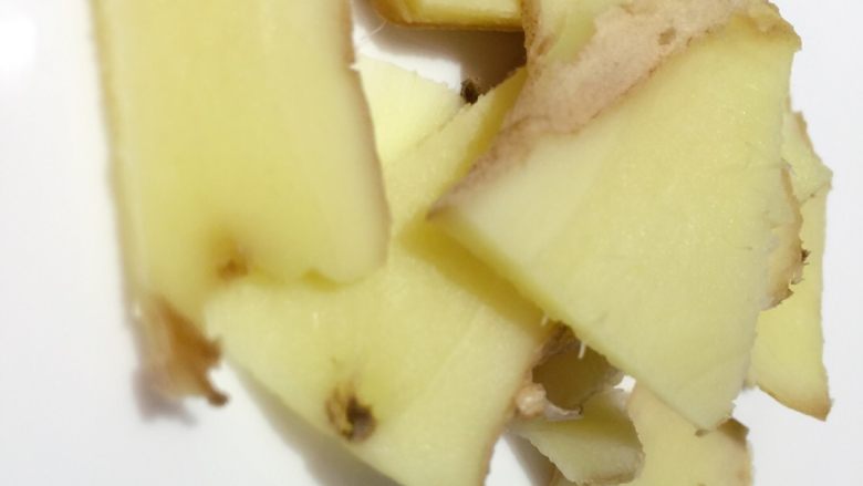 豆腐白菜鱼头汤,姜切片或拍碎