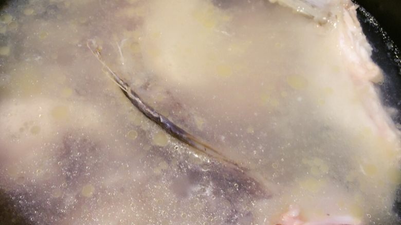 豆腐白菜鱼头汤,砂锅放少许油把鱼头两面煎一下,放入姜片和加4碗左右的水,待水烧开转小火炖15分钟