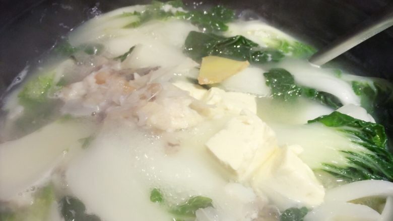 豆腐白菜鱼头汤,把白菜、豆腐也放进去炖煮一会