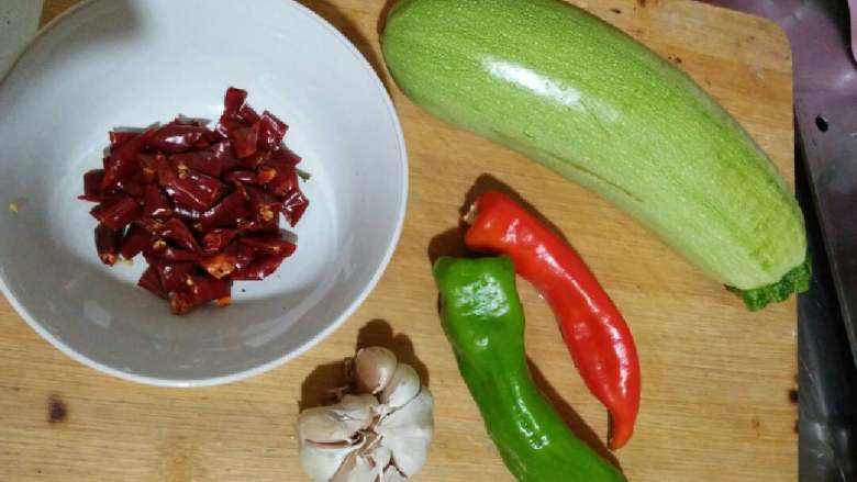 醋溜西葫芦,原材料备好,洗好