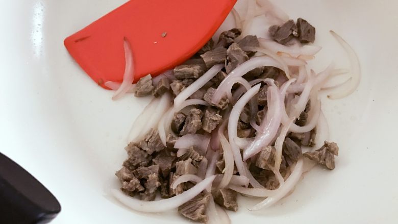 宝宝辅食:有饭、有菜、有肉,啥都有的土豆牛肉焖饭!18M+,加入步骤2中捞出的牛肉丁,中火翻炒2-3分钟。