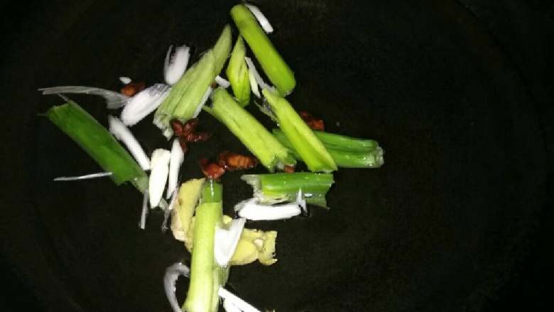 泡椒凤爪,锅中冷水，加入花椒，大料，<a style='color:red;display:inline-block;' href='/shicai/ 3250'>葱</a>，<a style='color:red;display:inline-block;' href='/shicai/ 37'>姜</a>，料酒，少量盐