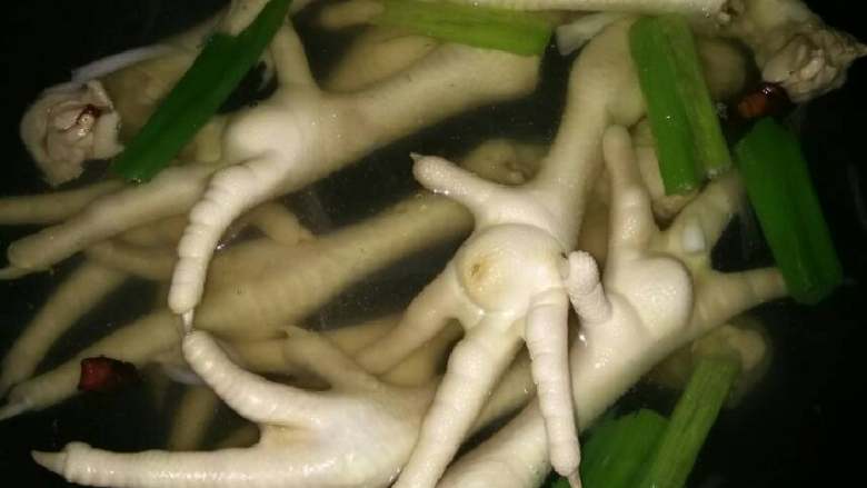 泡椒凤爪,大火烧开，<a style='color:red;display:inline-block;' href='/shicai/ 89'>鸡爪</a>放入锅内，在煮十分钟