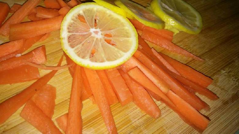 泡椒凤爪,煮的空隙，切其他食材，这次放点胡萝卜，柠檬，姜丝。备用