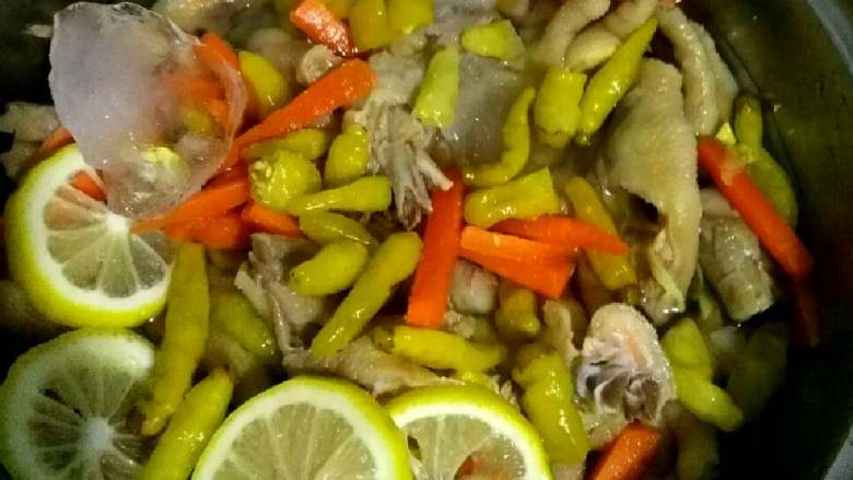 泡椒凤爪,将煮好的鸡爪过冷水，除去油，这样鸡爪更Q弹，最好用冰矿泉水浸泡二十分钟，这样效果更好。