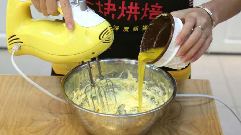 紫薯一口酥,3.打发至颜色变浅后,分次加入蛋液打发均匀