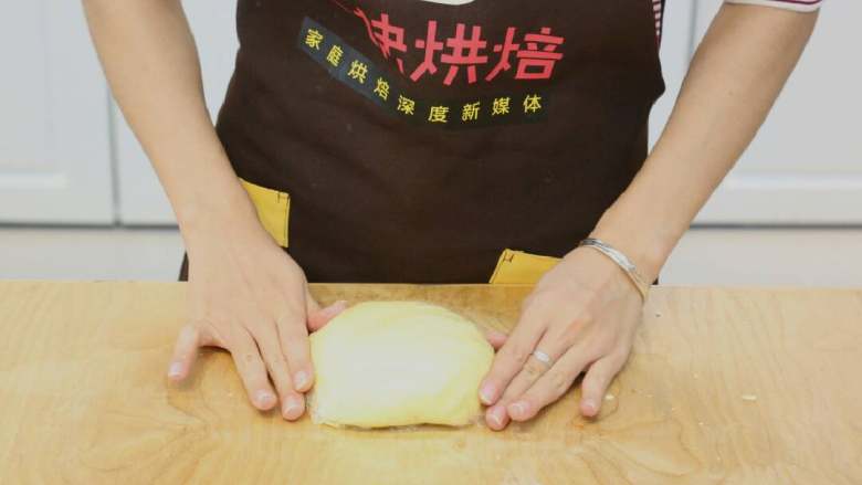 紫薯一口酥,5.用保鲜膜抱着,放入冰箱冷藏1个小时左右