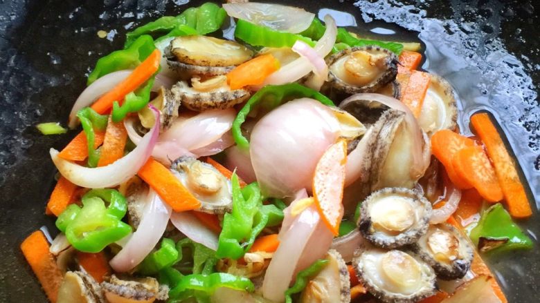 #年夜饭# 辣炒小鲍鱼,加盖大火焖30秒,最后用水淀粉勾芡即可出锅。