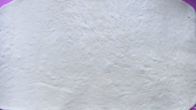 手撕香葱肉松吐司,醒好后,把面团擀开成大的长方形