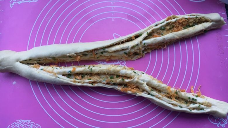 手撕香葱肉松吐司,拿刀从中间割成两条,一端顶部不能割断