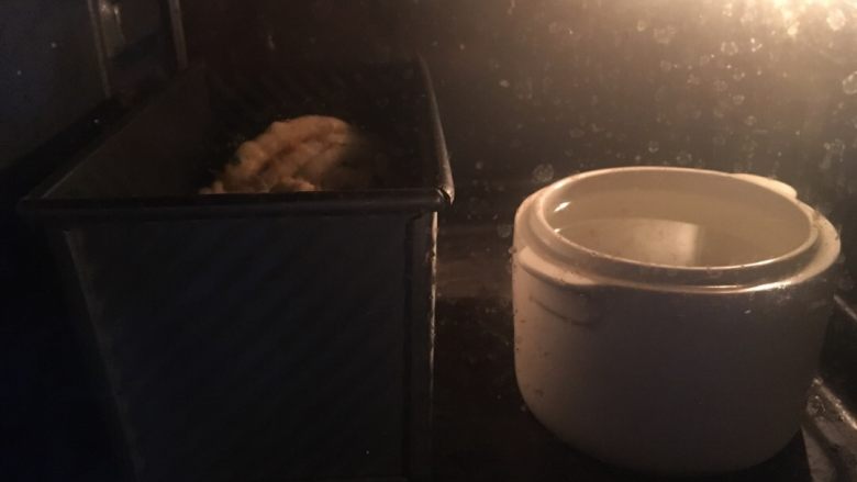 手撕香葱肉松吐司,烤箱发酵功能,38度左右二发,同时放进一碗热水增加湿度,一般也是1小时