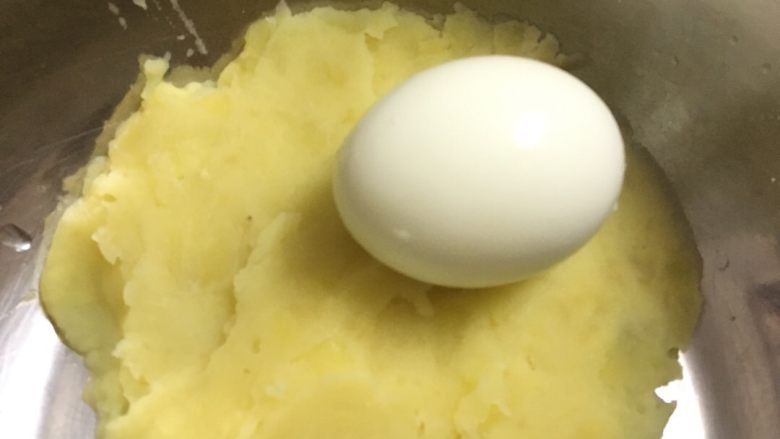 土豆沙拉,土豆蒸熟之后放进保鲜袋然后拿擀面杖擀几次基本上就都碎了。没有擀面杖的可以直接放碗里用勺子把土豆弄碎。然后趁热加鸡蛋，还有土豆，青瓜，生菜，放一点点盐和<a style='color:red;display:inline-block;' href='/shicai/ 692'>酱油</a>。一起搅拌。到差不多都搅拌均匀的时候加<a style='color:red;display:inline-block;' href='/shicai/ 4260'>沙拉</a>再次混合。
