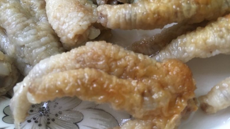 虎皮鸡爪,四五个小时之后,我们明显可以看到鸡爪表面起皱了。然后就可以捞起来拌料。