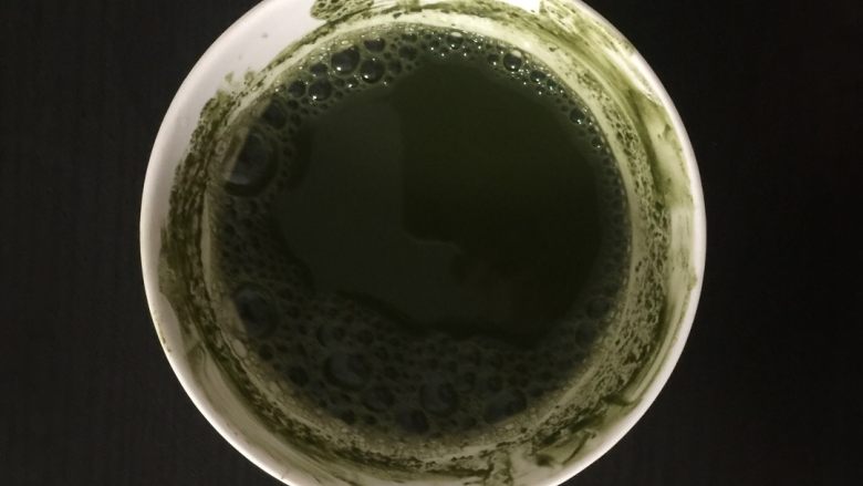 抹茶红豆蛋糕卷,10克抹茶粉用75克热水冲开搅拌至完全融化无颗粒状态(抹茶味道很重要,最好用日本的,青岚或若竹都很推荐)