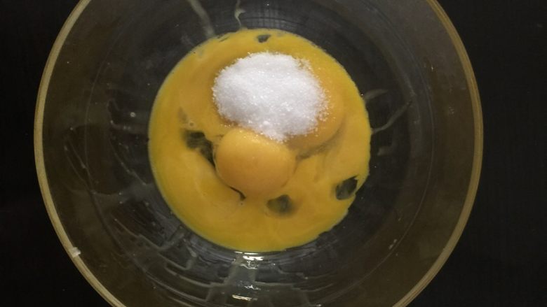 抹茶红豆蛋糕卷,蛋黄加细砂糖搅拌至融化