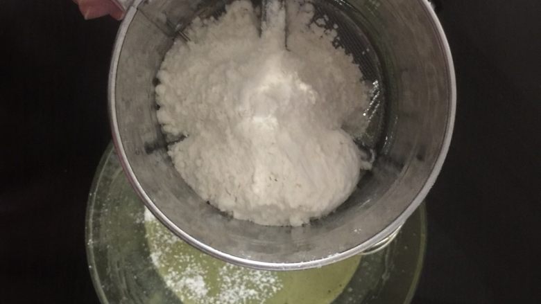 抹茶红豆蛋糕卷,筛入低粉