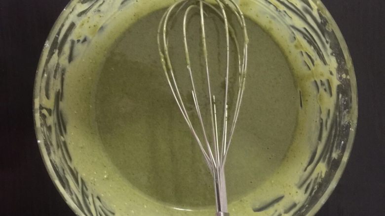 抹茶红豆蛋糕卷,用手动打蛋器画“z"字搅拌不要转圈搅打啦此时的抹茶蛋黄糊如果小气泡轻轻震震去除即可,放置旁边备用