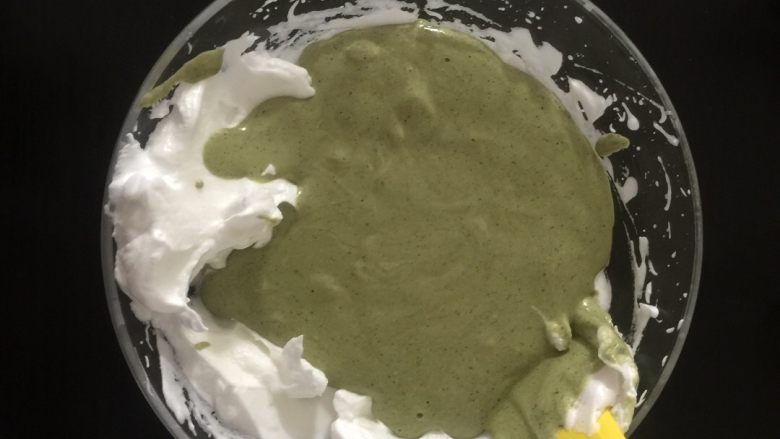 抹茶红豆蛋糕卷,将蛋白取出三分之一加到蛋黄糊中翻拌几下后
