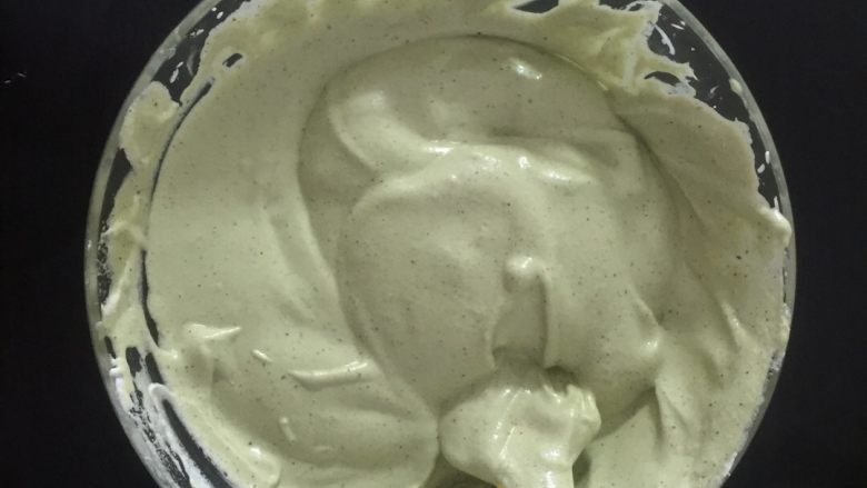 抹茶红豆蛋糕卷,再加一部分直至加完
用翻拌手法再拌一下