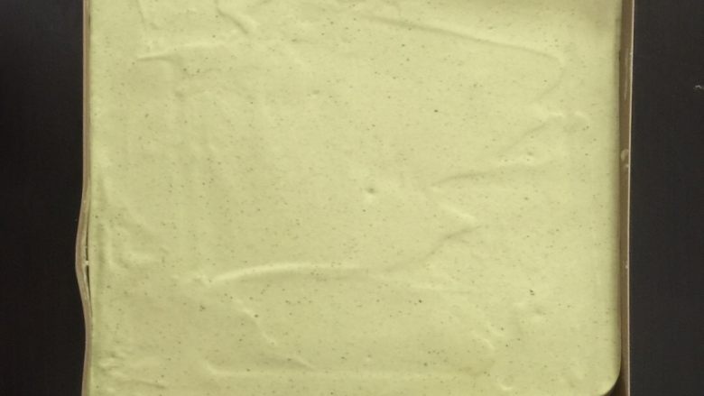 抹茶红豆蛋糕卷,烤盘垫上油纸或油布全部搅拌好后倒入已经准备好的烤盘中用刮板微整形