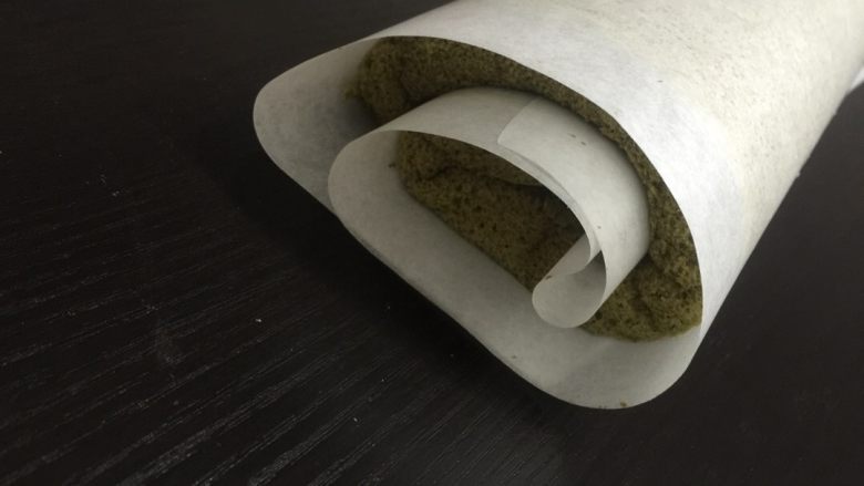 抹茶红豆蛋糕卷,等蛋糕晾凉了用油纸给它大概卷一下定型要温柔些呢,因为蛋糕体超软的~