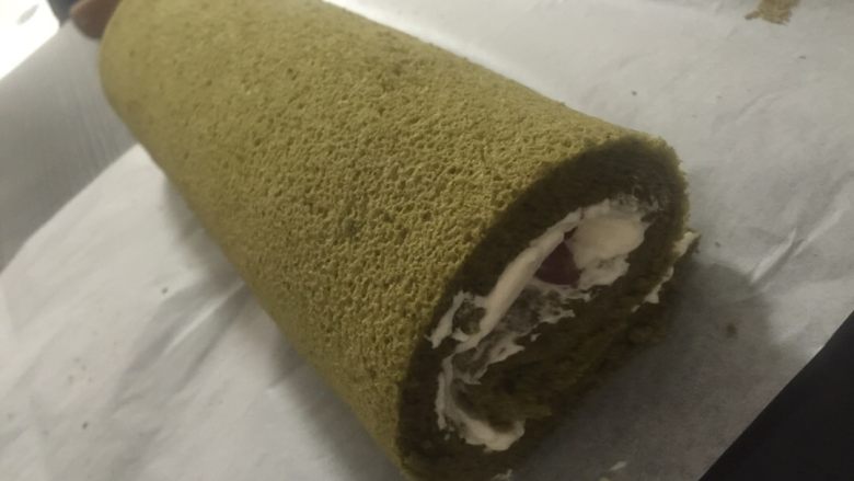 抹茶红豆蛋糕卷,最关键的一步
卷
借助擀面杖放在一头油纸下面
借助擀面杖滚动将蛋糕卷滚远
(具体方法我公众号有视频)
我的奶油放的少
卷出来就是椭圆形,想要圆形的多放些奶油哈