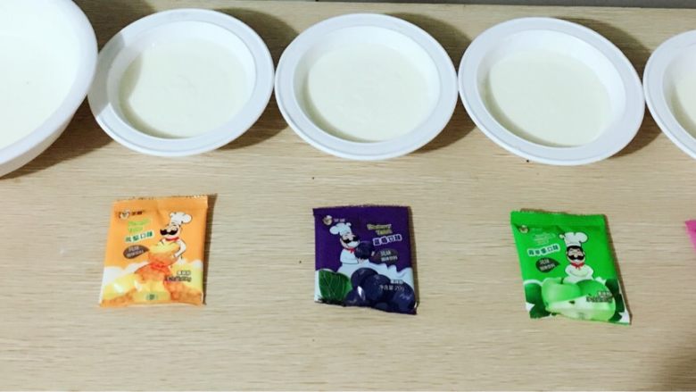 🌈彩虹酸奶慕斯蛋糕🍰,将混合好的主料,分成五份(因为我用了五个颜色,因为没有买到食用色素,就用这种果粉代替,所以颜色有点淡),这五份的料从左往右,量逐渐减少。
