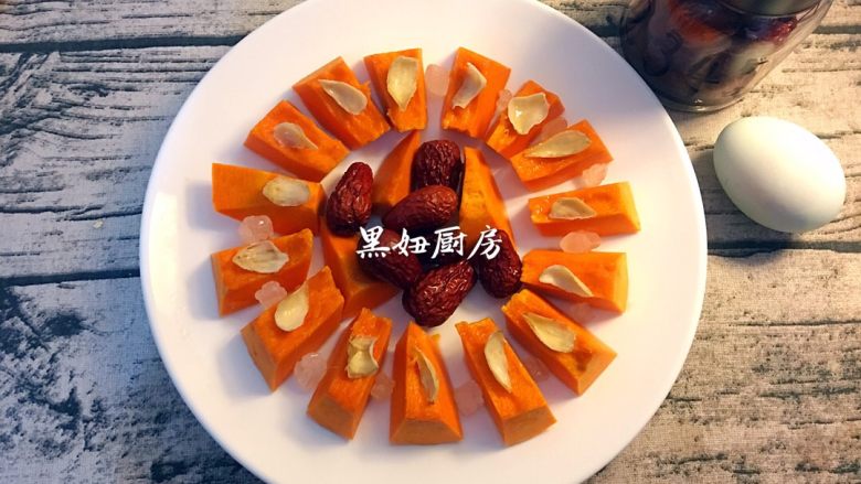 蒸南瓜（红枣百扣南瓜）,提前把<a style='color:red;display:inline-block;' href='/shicai/ 2470'>红枣</a>和<a style='color:red;display:inline-block;' href='/shicai/ 36'>百合</a>泡好，尤其是<a style='color:red;display:inline-block;' href='/shicai/ 36'>百合</a>一定要泡30分钟以上。<a style='color:red;display:inline-block;' href='/shicai/ 53'>南瓜</a>切好摆盘每一个缝隙间放一小粒<a style='color:red;display:inline-block;' href='/shicai/ 866'>冰糖</a>。中间放上<a style='color:red;display:inline-block;' href='/shicai/ 2470'>红枣</a>，有<a style='color:red;display:inline-block;' href='/shicai/ 673'>枸杞</a>记得撒上几粒，冷水上锅蒸15分钟即可出锅！