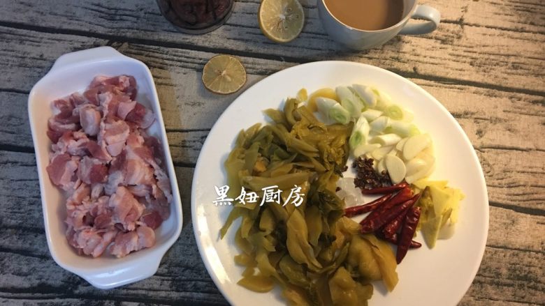 五花肉炒酸菜,<a style='color:red;display:inline-block;' href='/shicai/ 428'>五花肉</a>切片 <a style='color:red;display:inline-block;' href='/shicai/ 3361'>酸菜</a>多洗几次切片 <a style='color:red;display:inline-block;' href='/shicai/ 37'>姜</a>和蒜切片 <a style='color:red;display:inline-block;' href='/shicai/ 86474'>干辣椒</a> <a style='color:red;display:inline-block;' href='/shicai/ 866'>冰糖</a>3粒 葱切斜刀备用。，喜欢辣的可以把辣椒切成段，感冒刚好不能吃太辣所以没切。