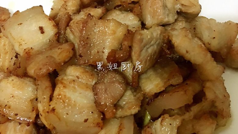 五花肉炒酸菜,锅里放少许油烧热,将五花肉下锅炒香出油如图所示,喜欢干点记得把肉片切大点可以多炒下,不然炒完成油渣啦😄。炒好五花肉盘子盛出备用