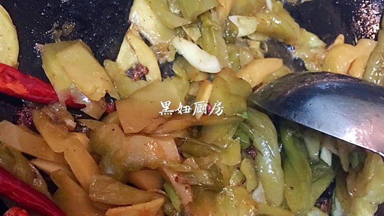 五花肉炒酸菜,锅里放入油烧热,倒入<a style='color:red;display:inline-block;' href='/shicai/ 134659'>花椒粒</a>姜片葱干辣椒爆香。爆香后也可以把辣椒<a style='color:red;display:inline-block;' href='/shicai/ 134659'>花椒粒</a>拿出(记得留葱和蒜片最后出锅时用😄)再倒入酸菜翻炒均匀加入3颗冰糖倒入之前炒好的五花肉翻炒片刻倒入少许生抽和鸡精调味翻炒均匀加入蒜片和葱翻炒一下即可出锅。
