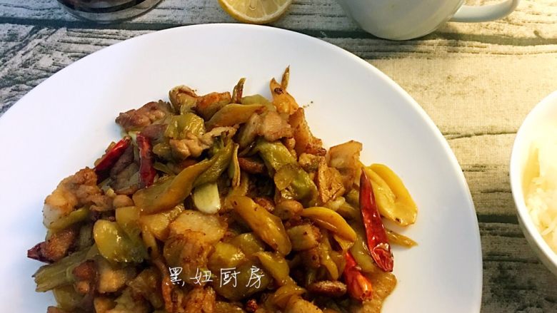 五花肉炒酸菜,这就是我炒好的酸菜五花肉