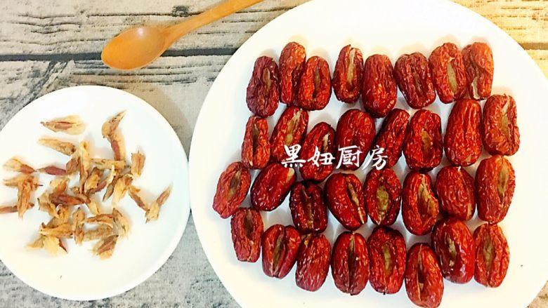 一见钟情,大枣去核备用,将揉成条的糯米塞进枣里。我用的是特制蜂蜜柠檬水😄如图所示