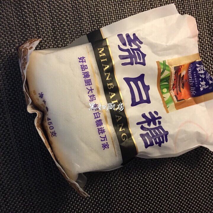 冰糖葫芦,香蕉🍌去皮切段,在香蕉切口位置都淋上柠檬汁🍋避免变色,山楂去核(我比较懒这一步我直接跳过)
将山楂和香蕉串成串(屋里只有香蕉和山楂就将就了😄)