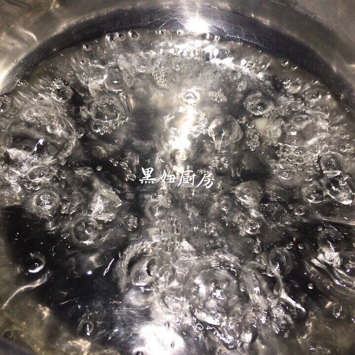 冰糖葫芦,把锅放在炉子上倒入200g的水再倒入300g的棉白砂糖,记住一定将糖倒入锅的中央,这样做避免粘到锅边缘,如果粘到锅边缘会糊并且会破坏口感,最重要是不利于清洗。开大火加热以火苗不会串到锅边缘为限。
开始的时候看到糖和水溶液不停的冒泡一直是白色的小气泡,这期间一定不要搅拌。并且保持中火直到水份完全蒸发掉,你会发现锅里的水明显少了糖有点变黄拿筷子沾一点儿糖浆在冷水里冷却后尝起来不粘牙就可以关火。