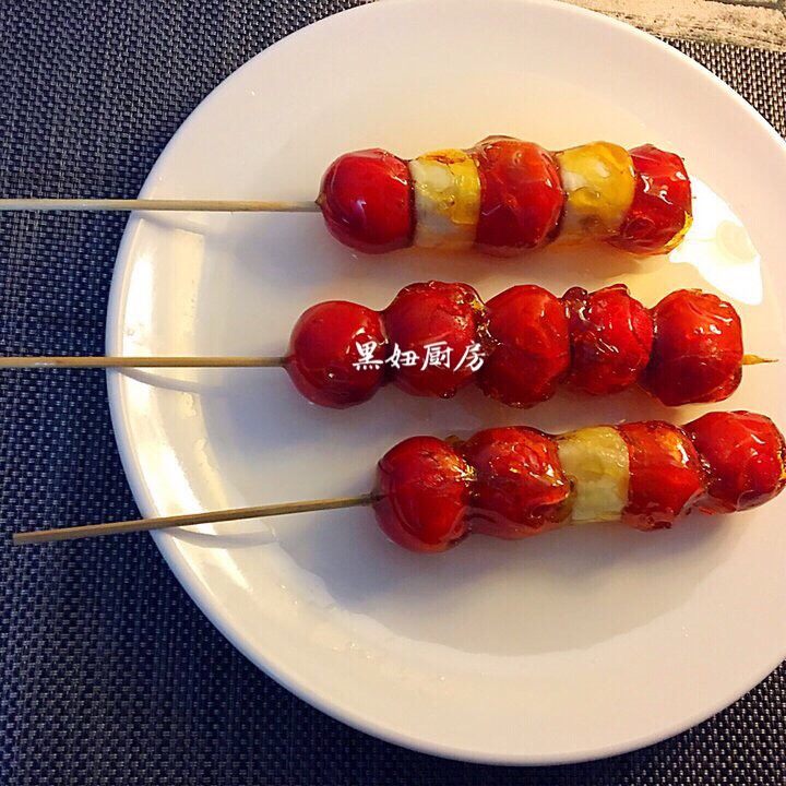 冰糖葫芦,备一个盘子里面倒一点矿泉水,此刻就可以将糖浆淋在串好的山楂上。将淋好糖浆的山楂串放入倒有水的盘子里翻滚几下就成型了,这样就成型拉😄(我家里没有芝麻如果有芝麻可以撒些芝麻上去)