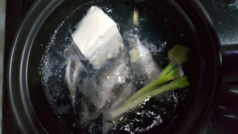 鲫鱼豆腐汤,锅里放清水,全部材料放进去,大火煮半小时,把<a style='color:red;display:inline-block;' href='/shicai/ 465'>豆腐</a>盛出来,加点鱼汤