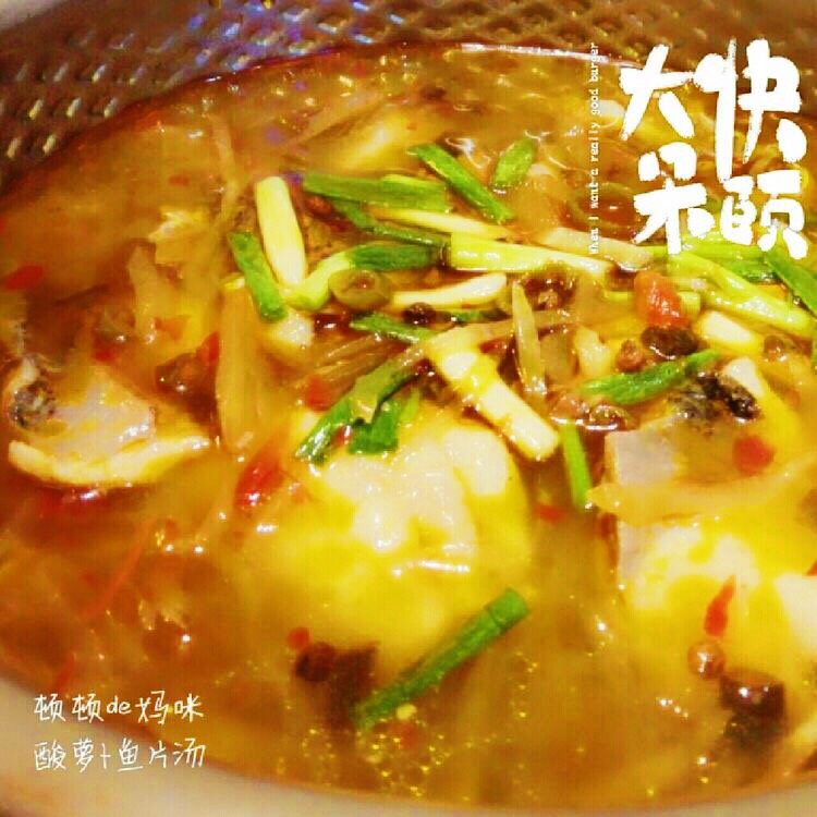 酸萝卜鱼片汤,调入适当盐味(配料中含有大量盐味,所以不用加太多盐味),最后洒入葱段后出锅。