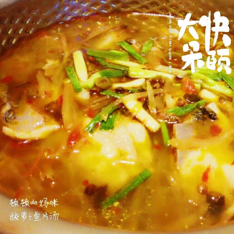 酸萝卜鱼片汤,调入适当盐味（配料中含有大量盐味，所以不用加太多盐味），最后洒入葱段后出锅。